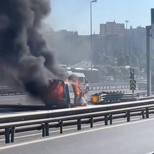 İstanbul- Bahçelievler D-100de hafif ticari araçta çıkan yangın söndürüldü