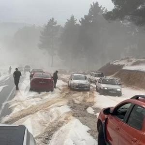 Çamlıyaylada dolu; yollar kapandı