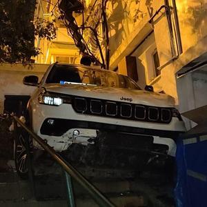 Beşiktaşta cip bina boşluğuna uçtu