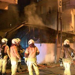 İstanbul - Ümraniye’de gecekondu yangını: bitişikteki binada mahsur kalanları itfaiye kurtardı