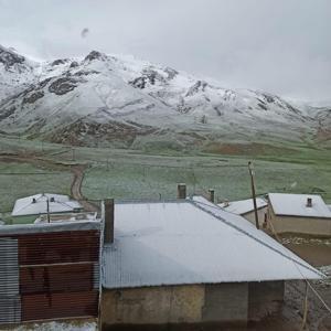 Vanda yüksek kesimlere kar yağdı