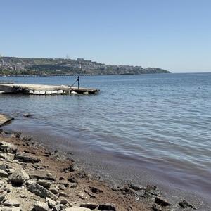 Tekirdağda kuvvetli rüzgar sonrası sahil kırmızı yosunlarla kaplandı