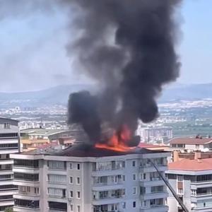 7 katlı apartmanın çatısı alev alev yandı