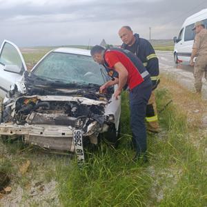 Mardinde otomobil tarlaya devrildi: 2 yaralı
