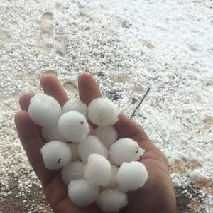 Mardinde dolu tarım arazilerine zarar verdi; oluşan hortum kamerada