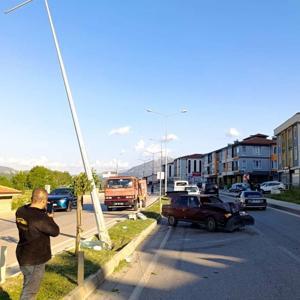 Otomobiliyle direğe çarpan sürücü yaralandı