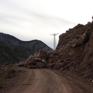 Oltu’da heyelan; dağdan kopan kaya parçaları mahallenin yolunu kapattı