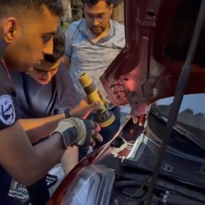 Otomobile sıkışan kediyi itfaiye ekibi kurtardı