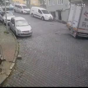 İstanbul- Kağıthanede kamyonet binaya çarptı; kaza anı kamerada
