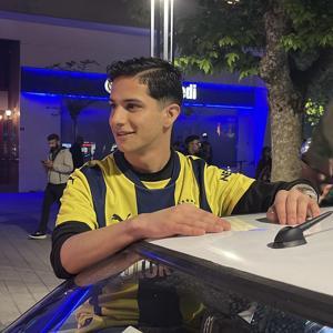 Şampiyonluk kutlamalarına katılan Fenerbahçe taraftarını, sarılarak teselli etti