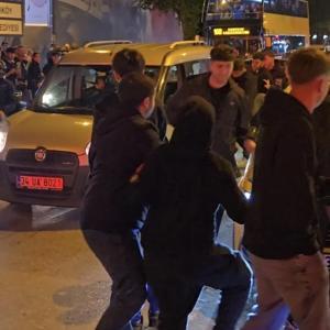 İstanbul - Bağdat Caddesi’nde Galatasaray taraftarlarının araçlarına saldırı