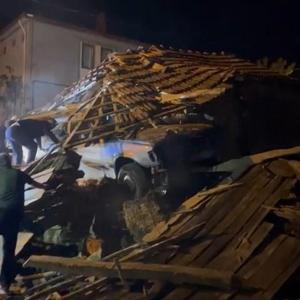 Kocaelinde Trafik Kazası: Otomobil Samanlığa Girdi