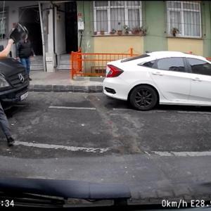 İstanbul - Kağıthane’de hatalı parka kızdı aracının aynasını kırdı; Adamın aynasını kır tepkisi