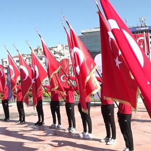 19 Mayıs Atatürk’ü Anma, Gençlik ve Spor Bayramı Taksim’de doyasıya kutlandı