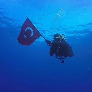 Su altında 19 Mayıs kutlaması