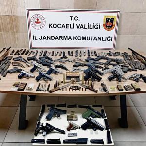 Ev ve iş yerinden ruhsatsız 14 tabanca ve 4 av tüfeği çıktı