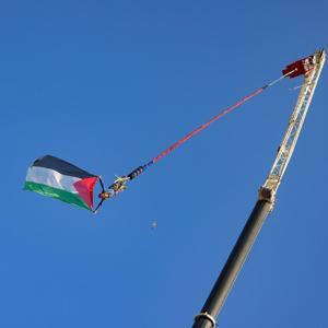 Bungee jumping yapan kişi 70 metre yükseklikte Filistin bayrağı açtı