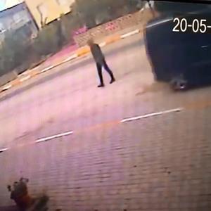 Tekirdağda hafif ticari aracın çaptığı yaya yaralandı; kaza kamerada