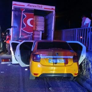 Taksi, önündeki kamyonete çarptı; 1 ölü, 1 yaralı