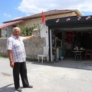 40 yıldır biriktirdiği eşyalarını evinin garajında müzeye dönüştürdüğü bölümde sergiliyor