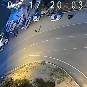 Mezarlıktaki otomobillerden hırsızlık şüphelisine suçüstü; havaya ateş açılarak yakalandı