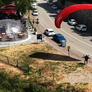 Ekstrem sporcusu Mertcan, arkadaşlarıyla oturduğu kafeteryadan evine paraşütle gitti