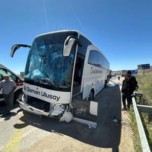 Yolcu otobüsü direğe çarptı; 2 yaralı