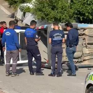 Mersinde otomobilin çarptığı zabıta aracı devrildi: 2 yaralı
