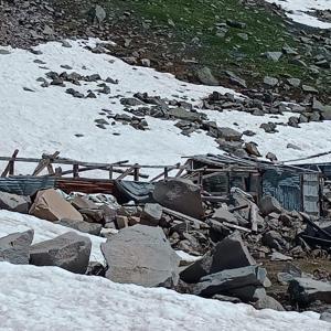 Verçenik Yaylasında çığ ve ayı tahribatı