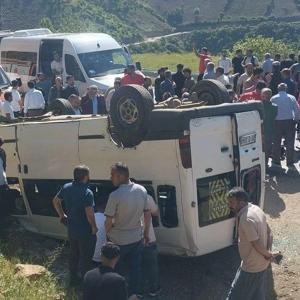 Hakkaride servis minibüsü kazası: 13 öğrenci yaralandı