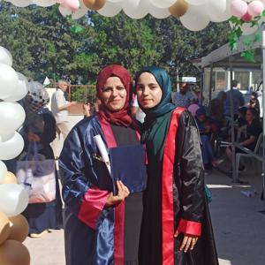 Özel gereksinimli oğlu için okula başladı, kızıyla birlikte mezun oldu
