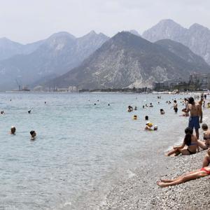 Sıcaktan bunalanlar, Konyaaltı Sahilini doldurdu