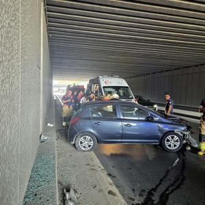 Lastiği patlayan otomobil tünel duvarına çarptı; 3ü çocuk 5 yaralı