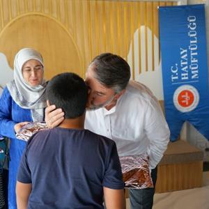 Altınözü’de yetim yüzler bayramlıklarla güldü