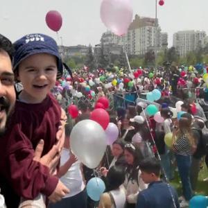 Kanseri yenen küçük Asaf’ın balonları gökyüzünde Bizim fazla çevremiz yok diye seslenen babanın çağrısını duyan binlerce vatandaş akın etti…