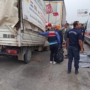 Bursada park halindeki araçlara çarpan kamyonetteki 2 kişi öldü; kaza kamerada
