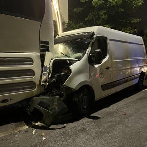 Ehliyetsiz sürücünün kullandığı kamyonet, otobüse çarptı: 3 yaralı