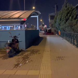 Metro istasyonunda bekleyen 3 arkadaşı bıçakladı