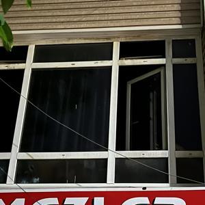 İş merkezinin 2nci katında kilitli kalan alkollü kişi, pencereden inmek isterken düştü