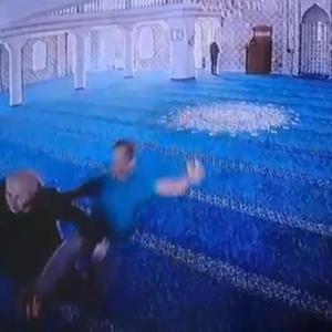 İstanbul - Maslak’ta camide telefonla konuşan adamı darbetti; o anlar kamerada