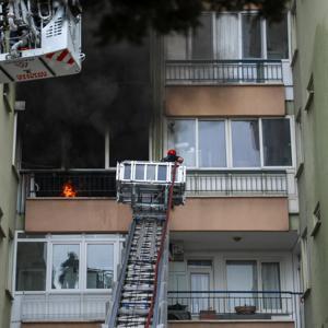 Yangında mahsur kalan 6 kişi, balkondan kurtarıldı