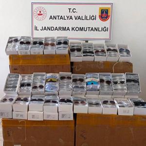 Gazipaşada 15 Bin Kaçak Güneş Gözlüğü Ele Geçirildi