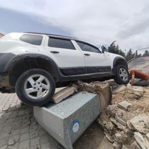 Park Halindeki Araç Freni Boşalıp Elektrik Kutusuna Çarptı
