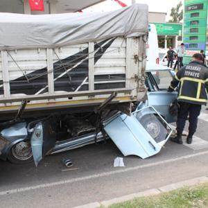 TIRa arkadan çarpan otomobilde sıkışına sürücü, 20 dakikalık çalışmayla kurtarıldı