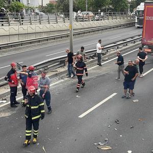 Alt geçitte lastiği patlayan TIR kamyonete çarptı