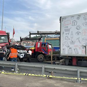 2 TIRın arasında sıkışan kamyonetteki 3 kişi yaralandı
