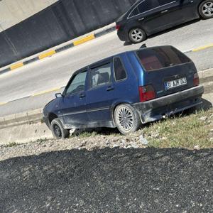 Hatay’da el freni çekilmeyen araç kanalete düştü