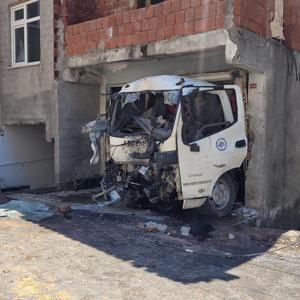 Kaza sonrası evin garajına giren kamyonet: 2 yaralı