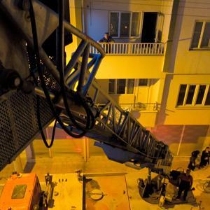 Pazarda çantası çalındı, ekiplerin yardımıyla evine girebildi
