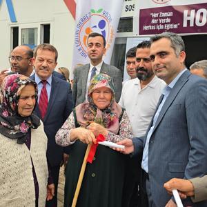 Okuma yazma öğrenen kadınlar belgelerini aldı
